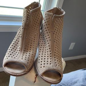 Dirty Laundry size 9